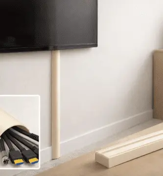 Canaleta D-Line semicircular color crema instalada bajo TV en pared, ocultando cables HDMI, UTP y alimentación; vista de detalle del interior y pieza extra con adhesivo.