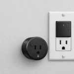Enchufe con interruptor compacto con luz LED y toma de pared con interruptor; corte local para reducir consumo en standby.