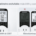 Collage horizontal del vatímetro Suraielec enchufable mostrando pantalla LCD con retroiluminación, lecturas de kWh y costo, y comparativa sin luz; apto hasta 16 A / 3680 W.