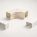 Accesorios para canaleta: unión recta, curva interior 90° y tapón final sobre fondo minimalista; derivaciones limpias y tapa continua.