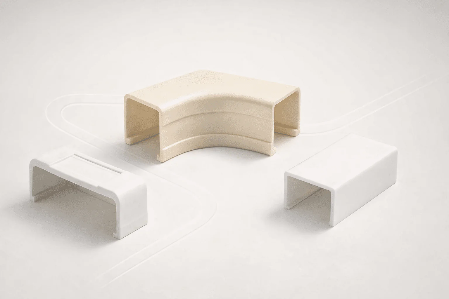 Accesorios para canaleta: unión recta, curva interior 90° y tapón final sobre fondo minimalista; derivaciones limpias y tapa continua.