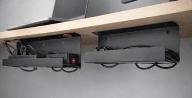 Bandeja slim bajo escritorio con regleta y cables ordenados; opción adhesiva y atornillada para home office.