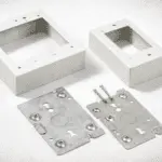 Cajas superficiales 2-gang y 1-gang con placa base metálica y tornillos, listas para montaje sobre muro con canaleta