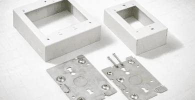 Cajas superficiales 2-gang y 1-gang con placa base metálica y tornillos, listas para montaje sobre muro con canaleta