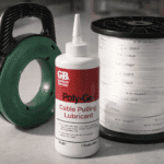 Guía pasacables acerada Greenlee, lubricante de tiro Gardner Bender Poly-Gel y cinta plana mule tape VEVOR sobre fondo neutro