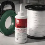 Guía pasacables acerada Greenlee, lubricante de tiro Gardner Bender Poly-Gel y cinta plana mule tape VEVOR sobre fondo neutro