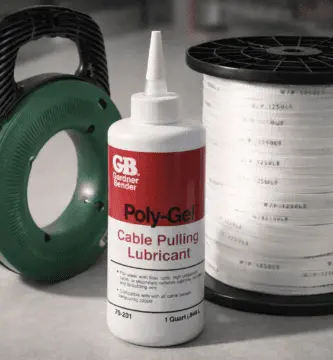 Guía pasacables acerada Greenlee, lubricante de tiro Gardner Bender Poly-Gel y cinta plana mule tape VEVOR sobre fondo neutro