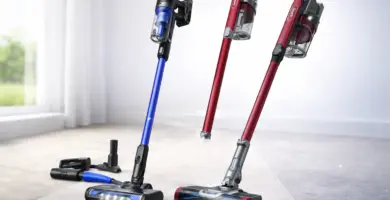 Aspiradoras verticales inalámbricas tipo Eufy y Shark con accesorios, en piso duro, para comparar según tipo de suelo.