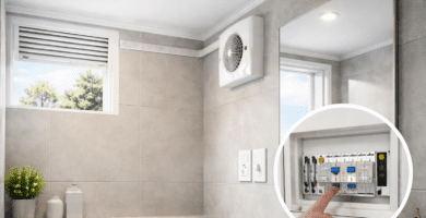 Extractor de aire instalado en muro alto de baño moderno, solución de ventilación para humedad y olores en hogares de Santiago.