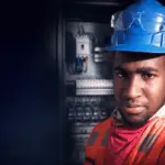 Electricista instalando punto TV e internet con canalización ordenada en Santiago